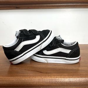 Toddler Classic Vans sneakers, size 6.